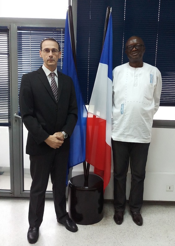 M. le consul général de France et Monsieur Al Hassann Demba, président de l'Organisation des Fils des Anciens Combattants de Côte d'Ivoire (OFAC-CI). - JPEG
