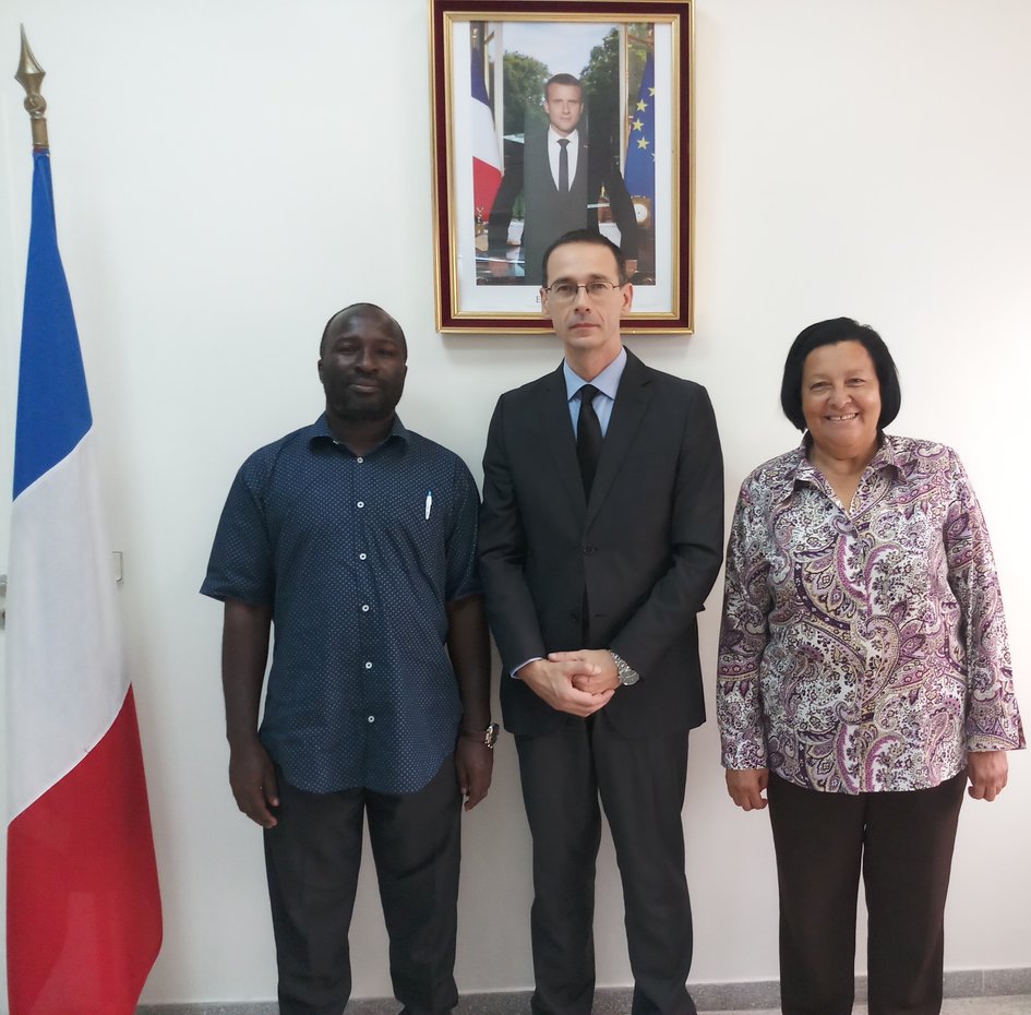 M.le consul général de France avec la directrice de l'IP-CI et l'un de ses collaborateurs. - JPEG